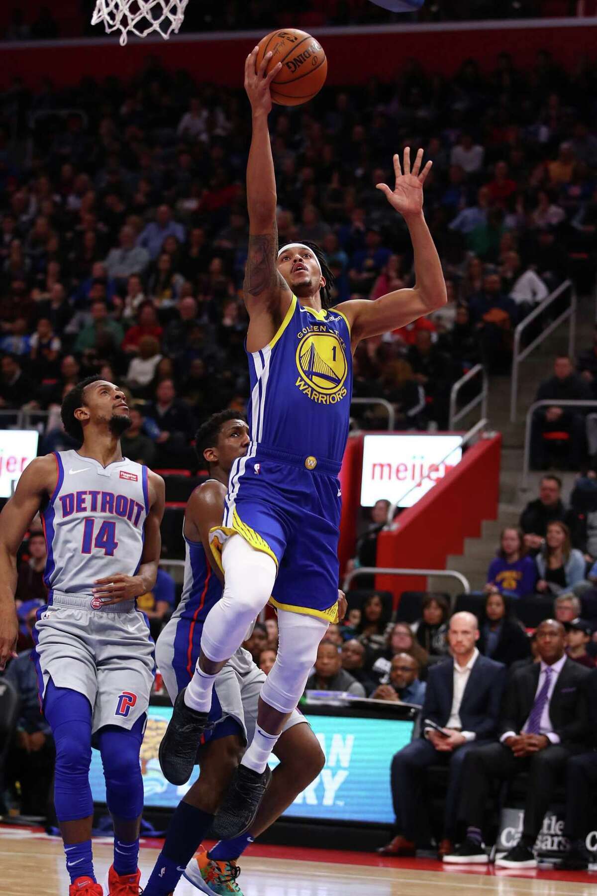DETROIT, MICHIGAN - DECEMBER 01: Damion Lee #1 of the Golden State Warriors drives to the basket past Ish Smith #14 of the Detroit Pistons during the first half at Little Caesars Arena on December 01, 2018 in Detroit, Michigan. NOTE TO USER: User expressly acknowledges and agrees that, by downloading and or using this photograph, User is consenting to the terms and conditions of the Getty Images License Agreement. (Photo by Gregory Shamus/Getty Images)