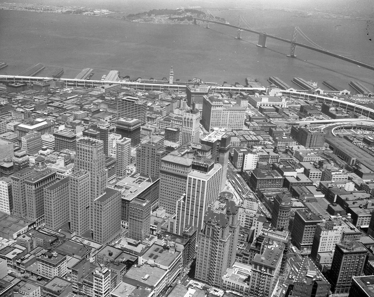 1959年7月2日，旧金山金融区的高楼大厦，背景是海湾大桥