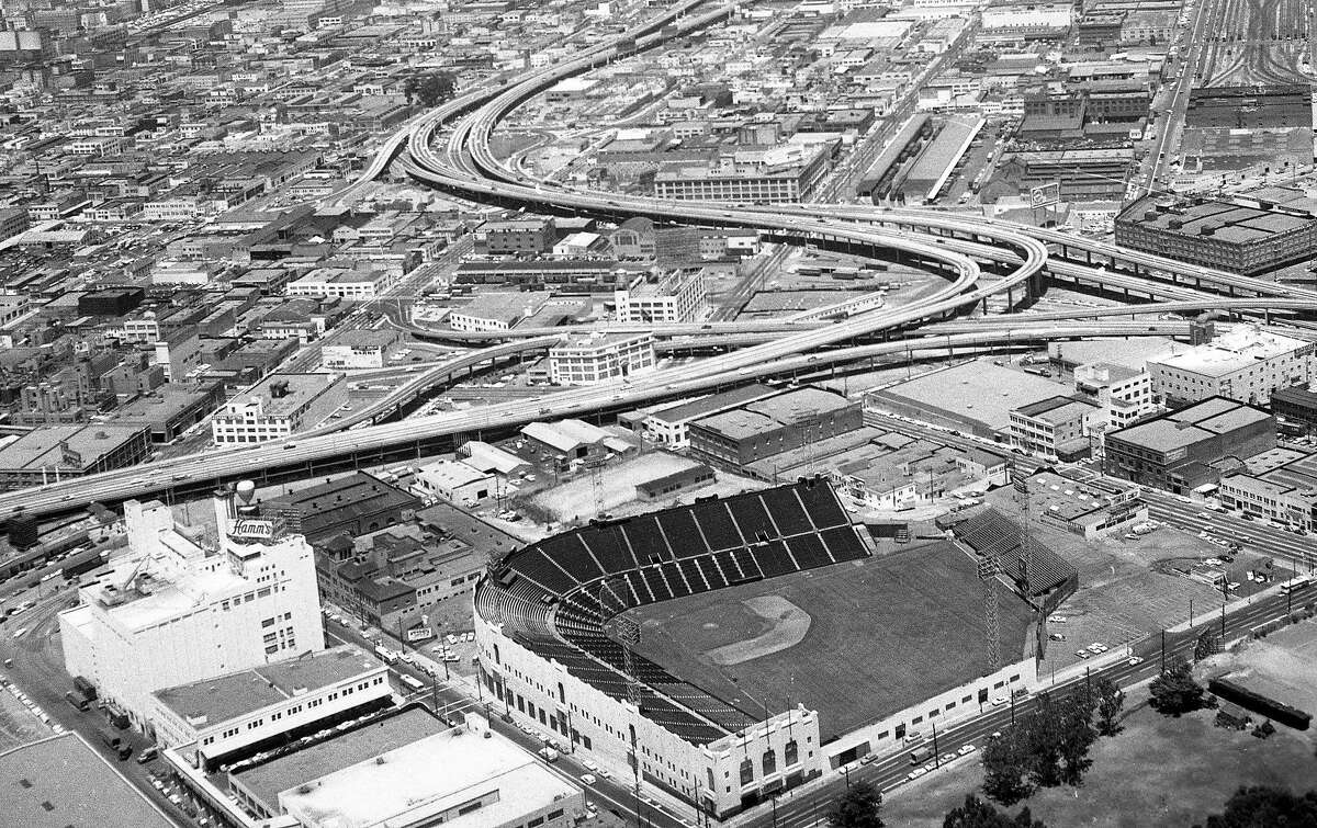 旧金山航拍照片，1959年7月2日，前景是哈姆啤酒厂和海豹体育场