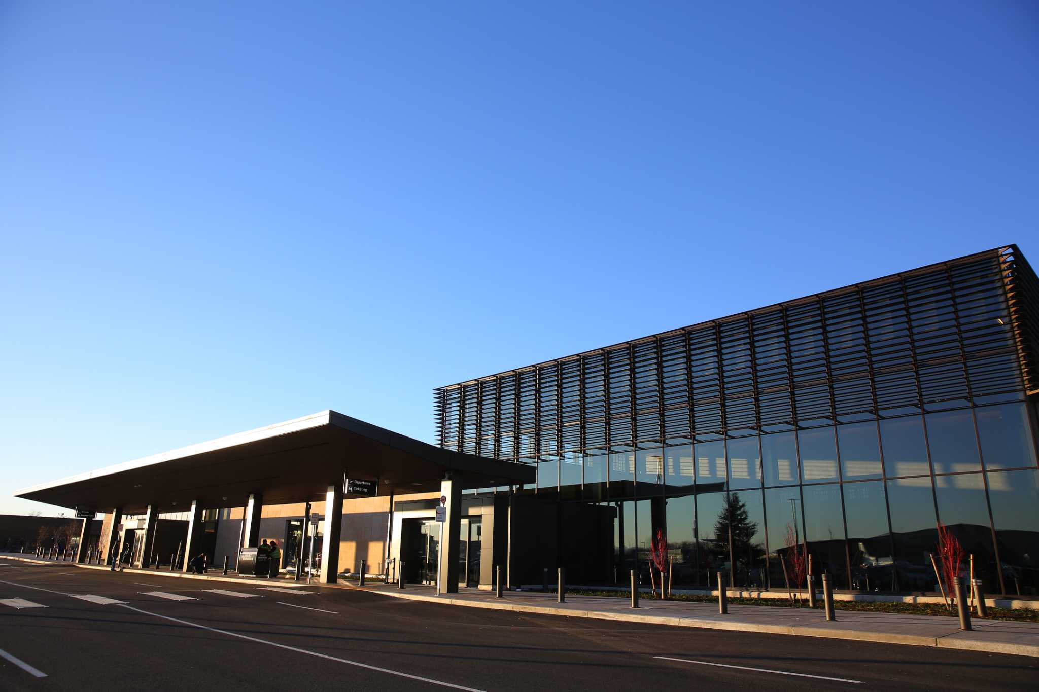 Paine Field now fully operational as United begins Everett flights