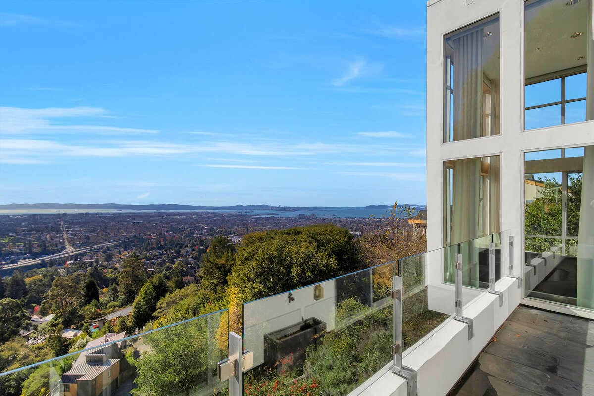 Berkeley's Skyglass House: modern luxury and a four bridge view