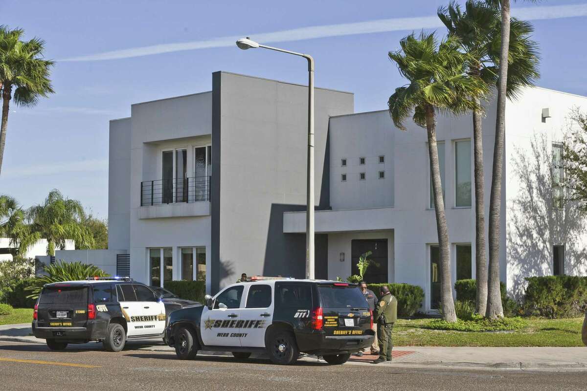Los agentes del Alguacil del condado de Webb allanaron una casa en la esquina de Burke Drive y Reserve Drive el martes.