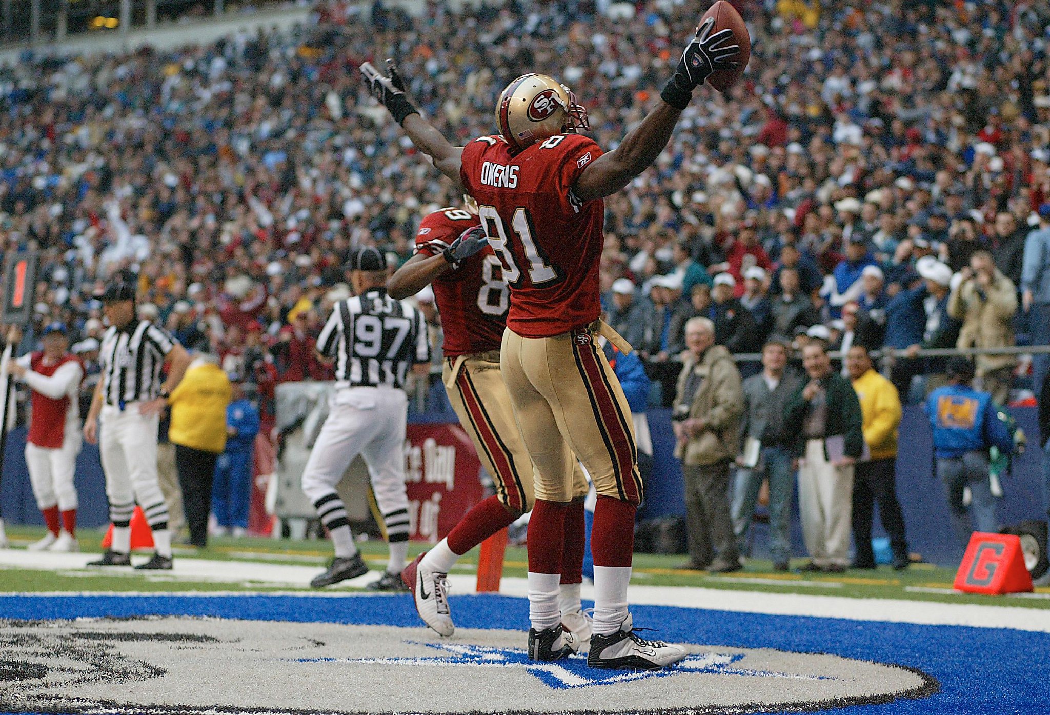 San Francisco 49ers Terrell Owens (81) jokes with the fans after