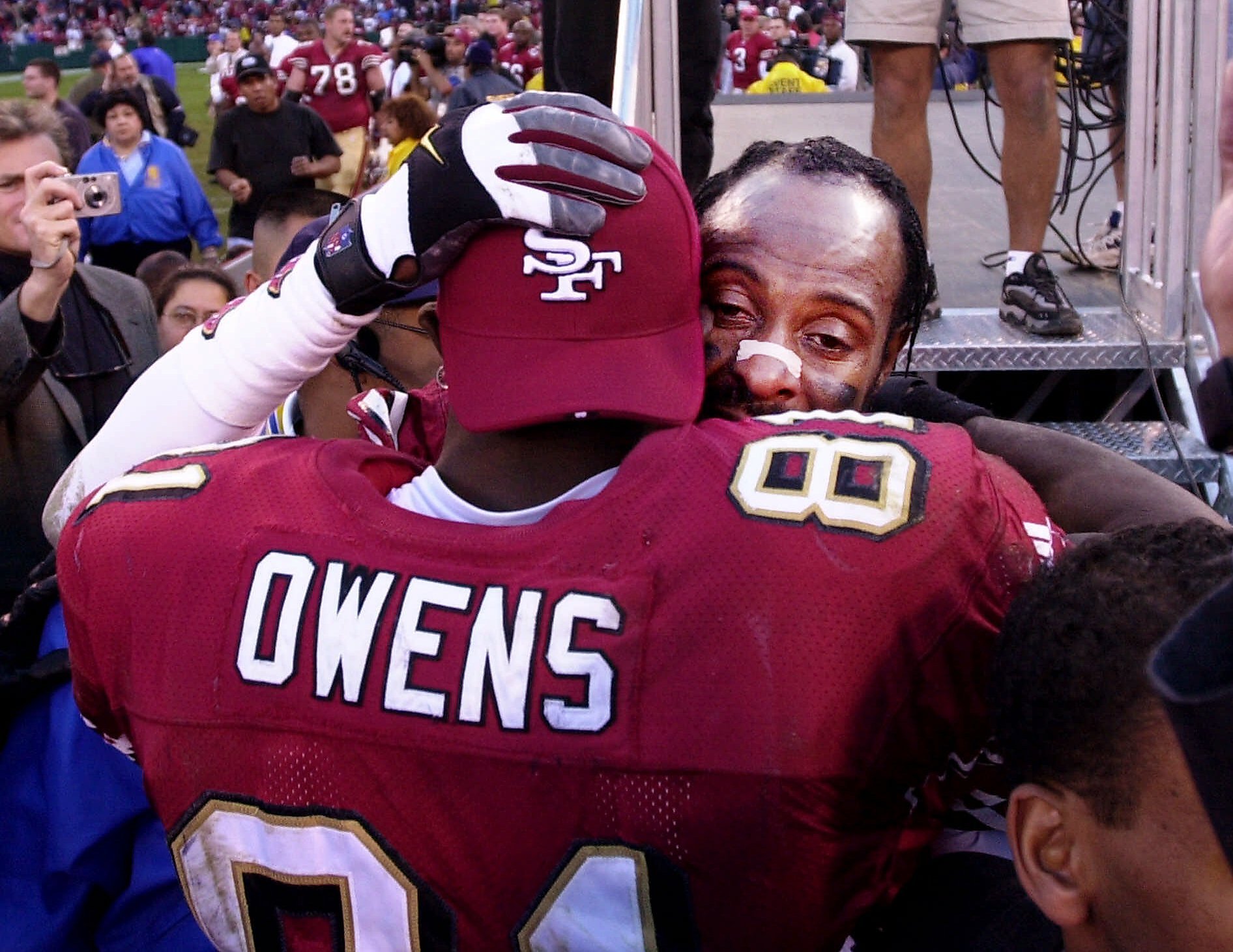 San Francisco 49ers Terrell Owens (81) jokes with the fans after