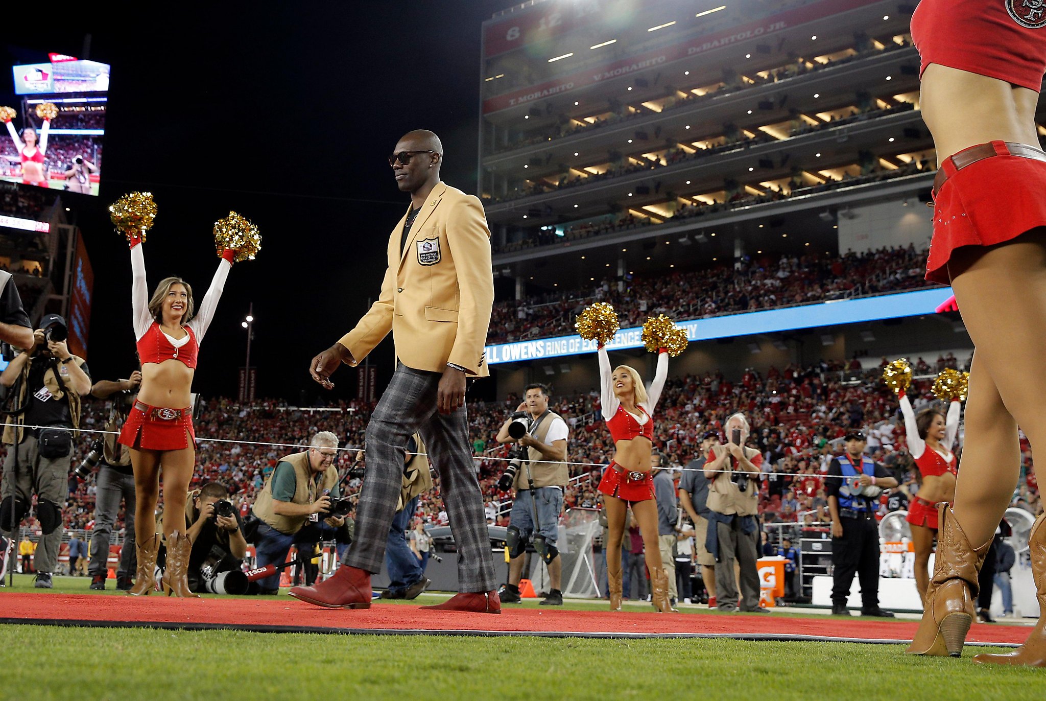 Terrell Owens of the San Francisco 49ers uses the cherrleaders