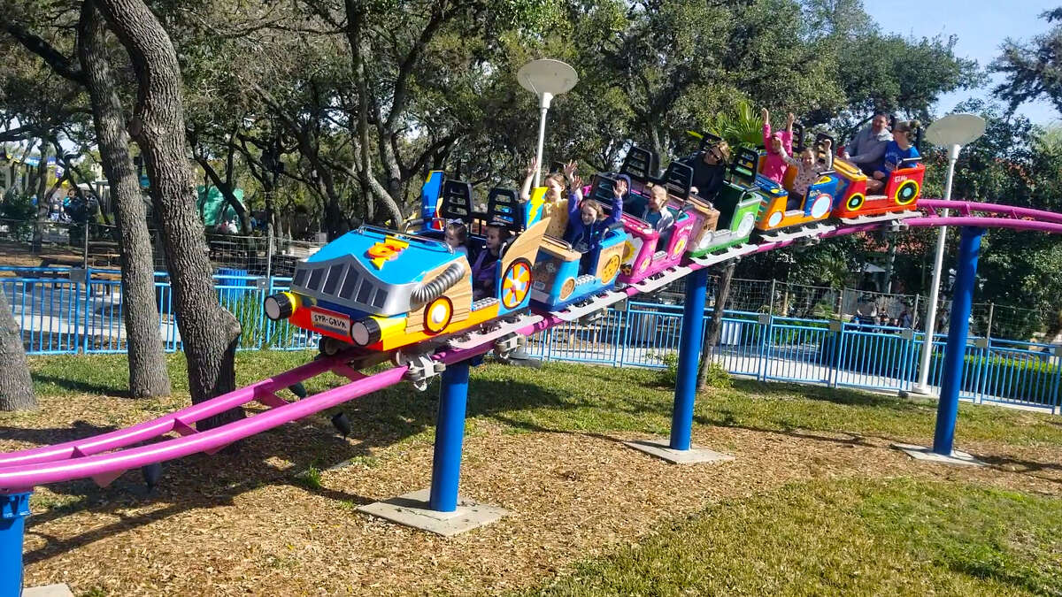 SeaWorld, Aquatica pass members can bring a friend for 10