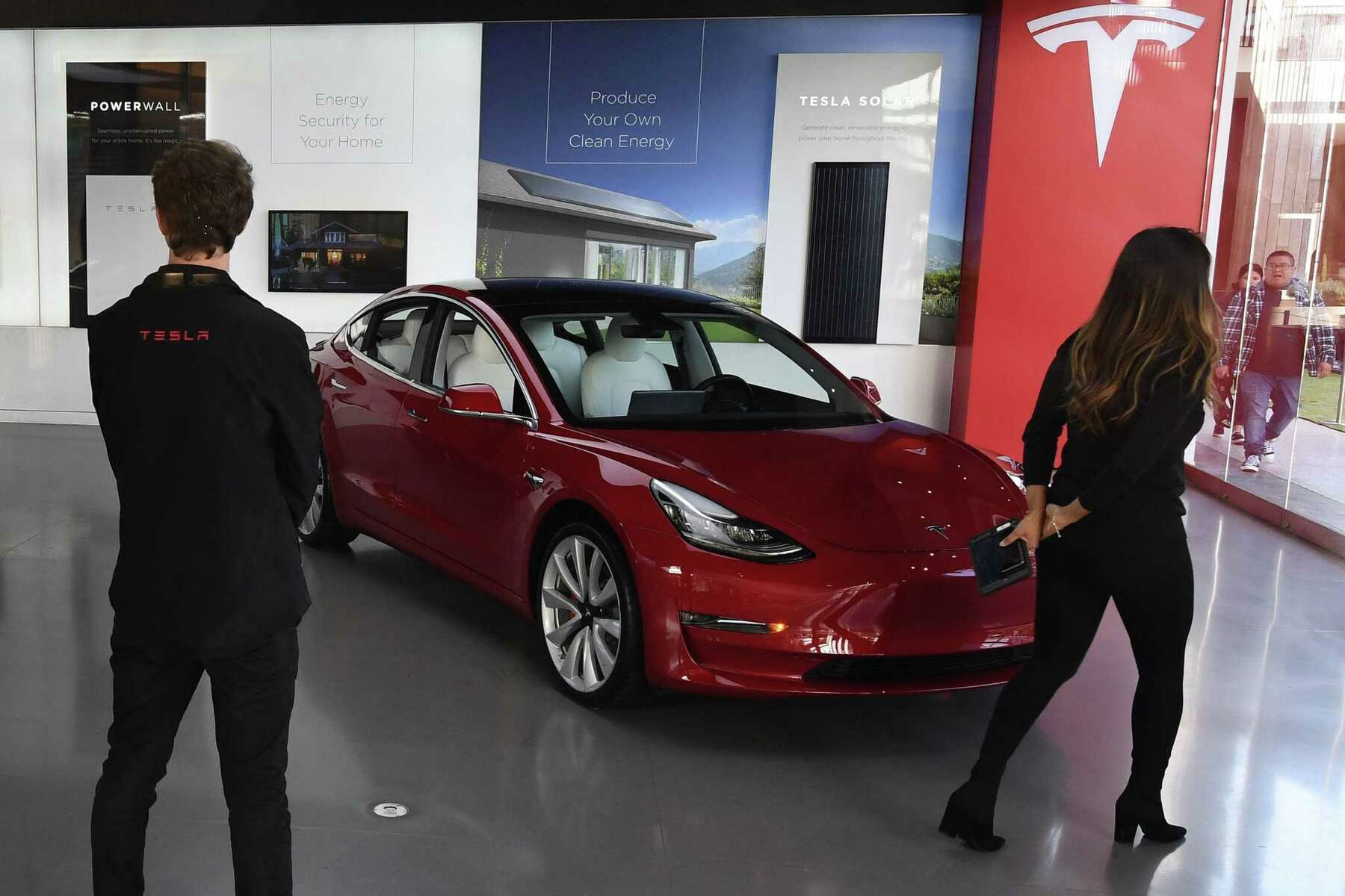 jacqueline-smith-more-than-3-000-people-in-connecticut-own-a-tesla-but-you-can-t-buy-one-here-yet