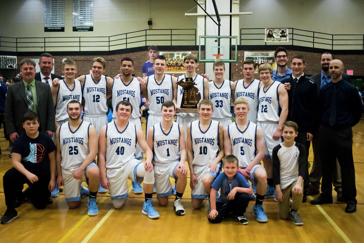 Meridian players and coaches pose for a photo after their 65-44 Division 3 regional finals victory over Oscoda on Thursday, March 7, 2019 at Houghton Lake High School. (Katy Kildee/kkildee@mdn.net)