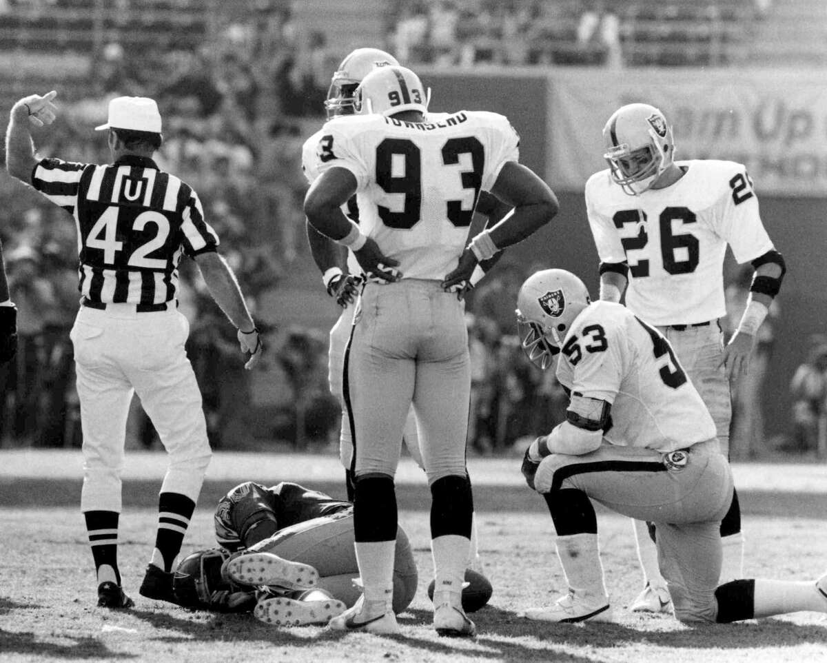 Gene Upshaw #63 of the Oakland Raiders Editorial Photo - Image of charlie,  smith: 119328191