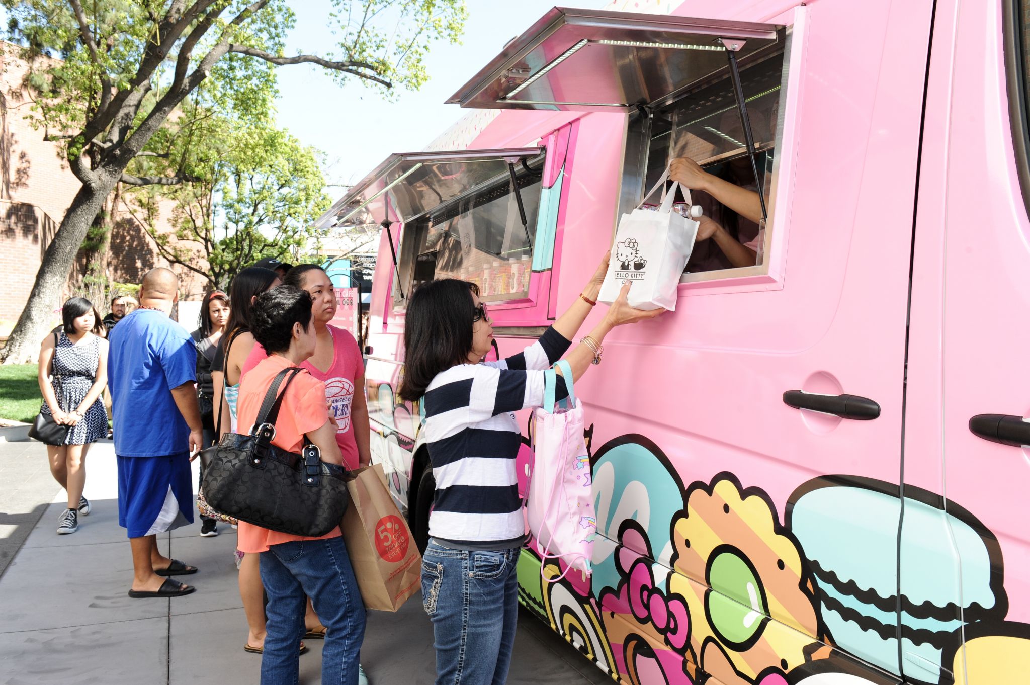 Hello Kitty Cafe Truck - A Day In The Lalz