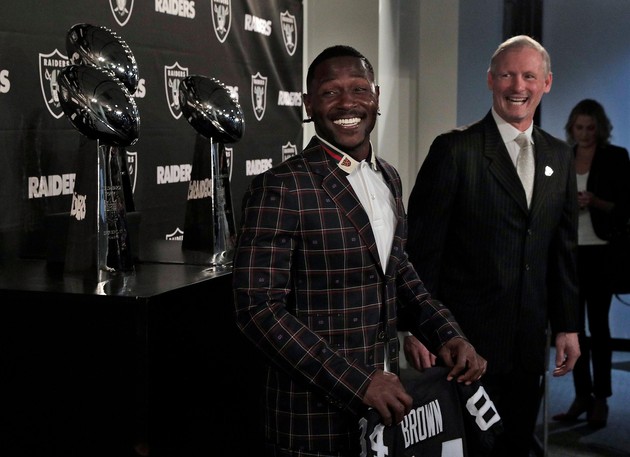 The Most Ridiculous Details From The Reported Antonio Brown Mike