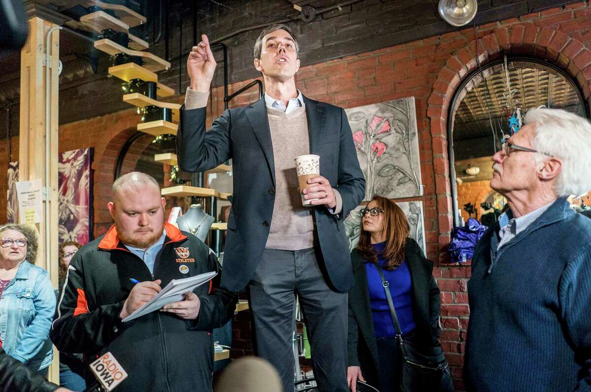 Beto O'Rourke meets Iowa voters at The Lost Canvas in downtown Keokuk, Iowa, on Thursday. MUST CREDIT: Washington Post photo by Melina Mara