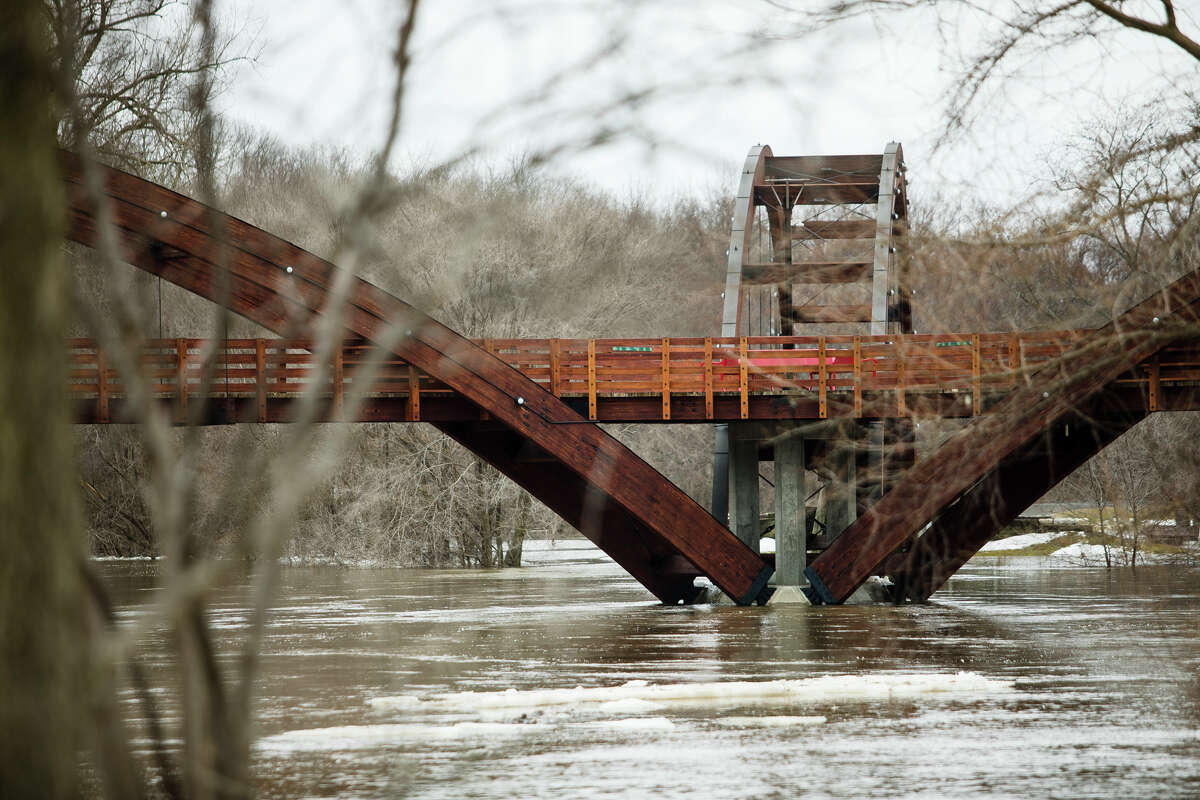 The Tittabawassee River rises to 23 feet on Friday, March 15, 2019 in Midland. (Katy Kildee/kkildee@mdn.net)