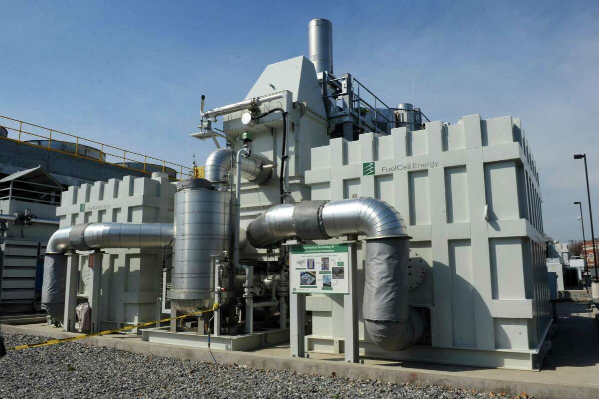 Danbury fuel cell makerâs shares dive after Nasdaq split