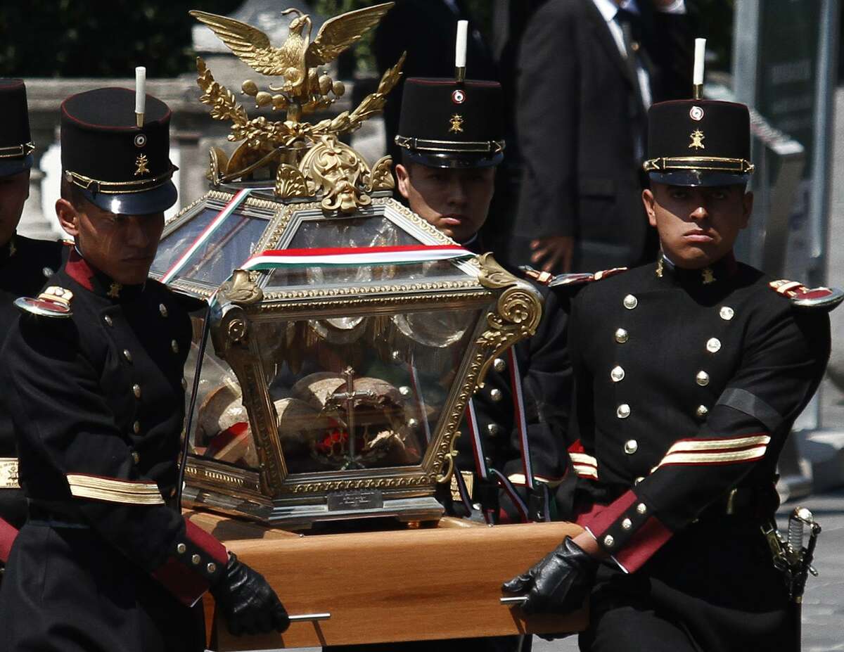 Mexico’s soldiers escort the bones of national heroes to the “Castle of Chapultepec” in Mexico City, May 30, 2010. In a somber military ceremony, Mexico’s President Felipe Calderon escorted skulls and bones believed to be the remains of 12 independence heroes from crypts under a downtown monument to a historic hilltop castle.