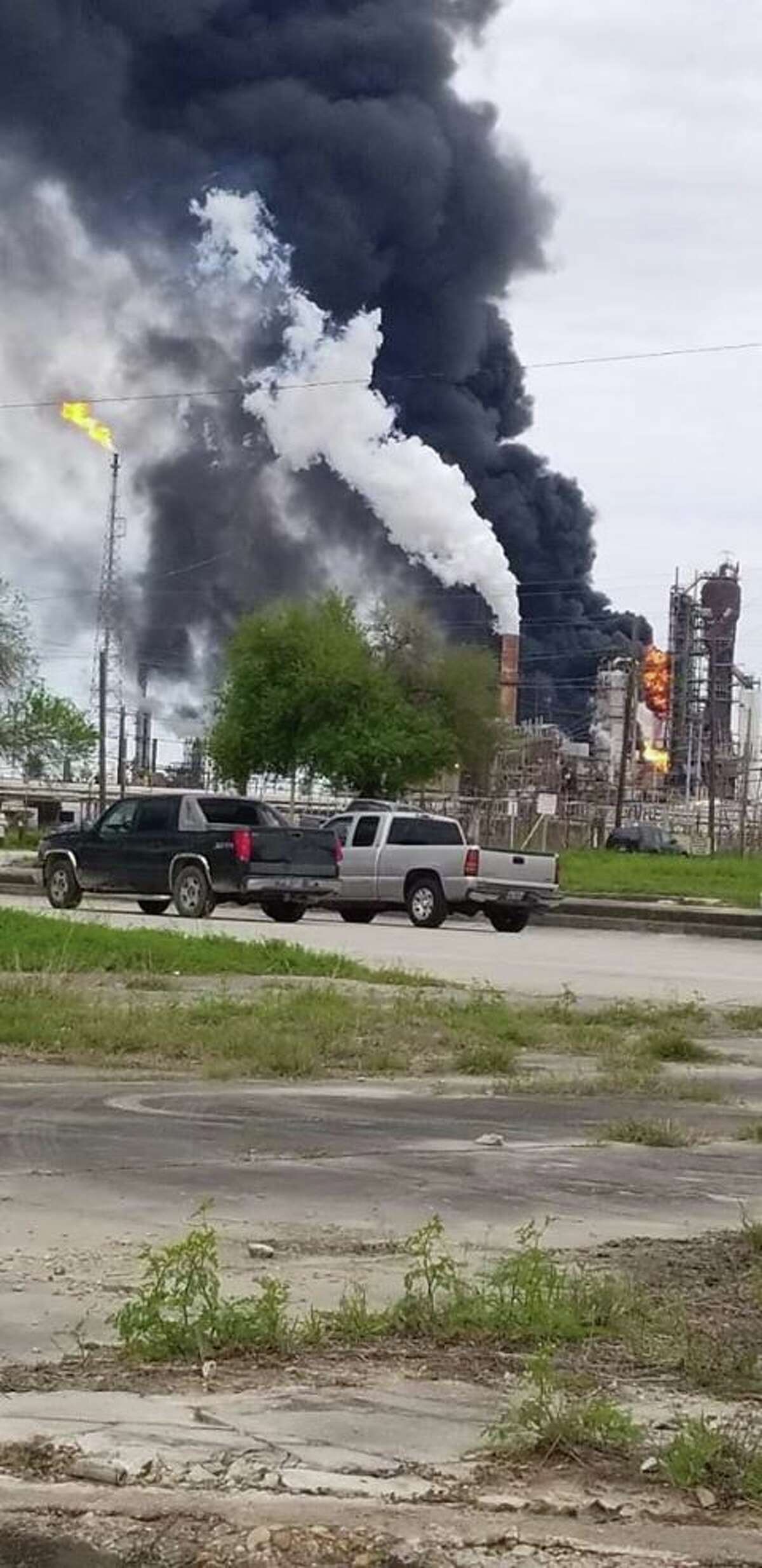Fire contained at Exxon�s Baytown facility