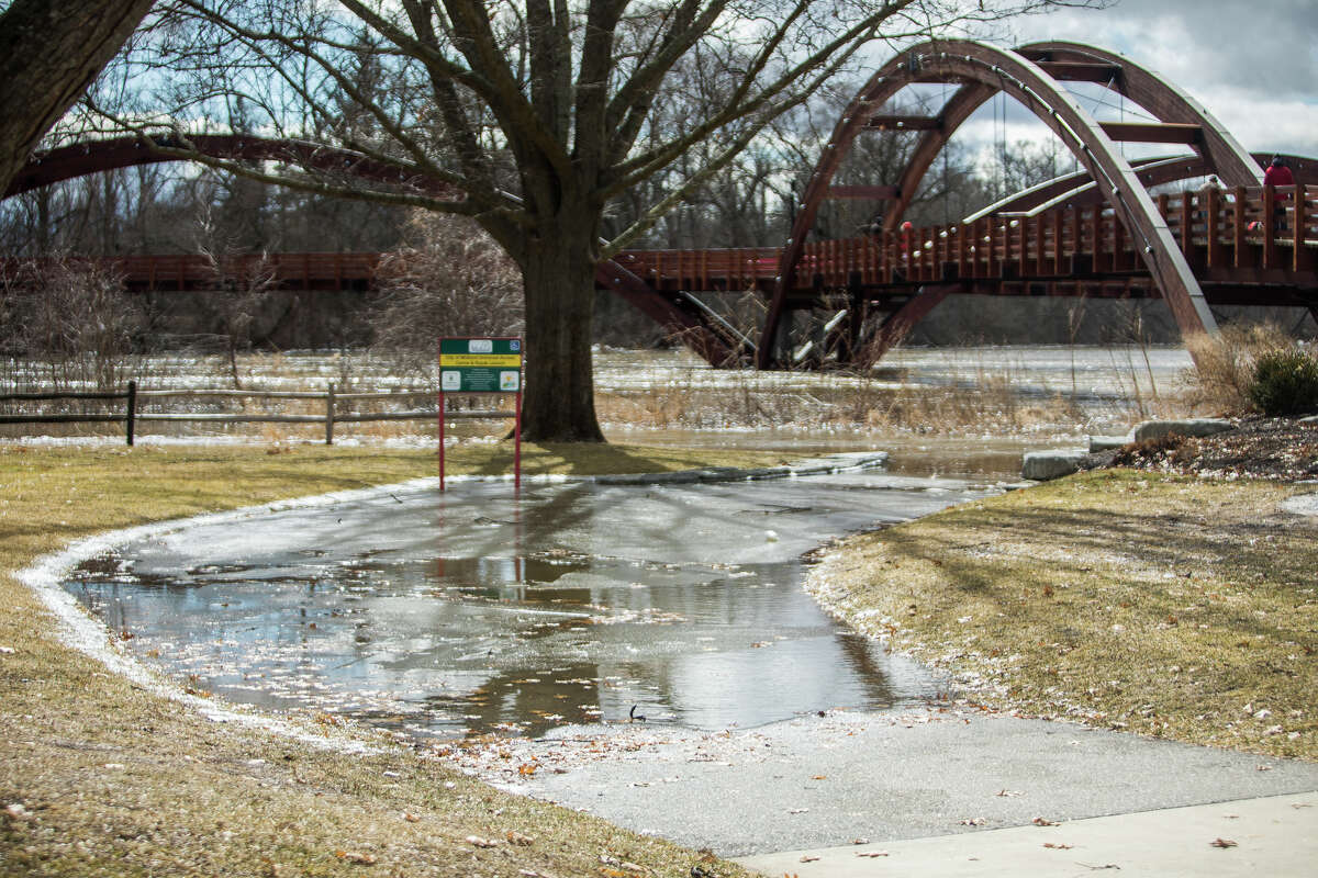 The Tittabawassee River continues to rise on Saturday, March 16, 2019. The river was measured at 25.41 feet at 8:30 a.m. Saturday by the U.S. Geological Survey. The NWS has issued a flood warning for Midland through early Monday morning. (Katy Kildee/kkildee@mdn.net)