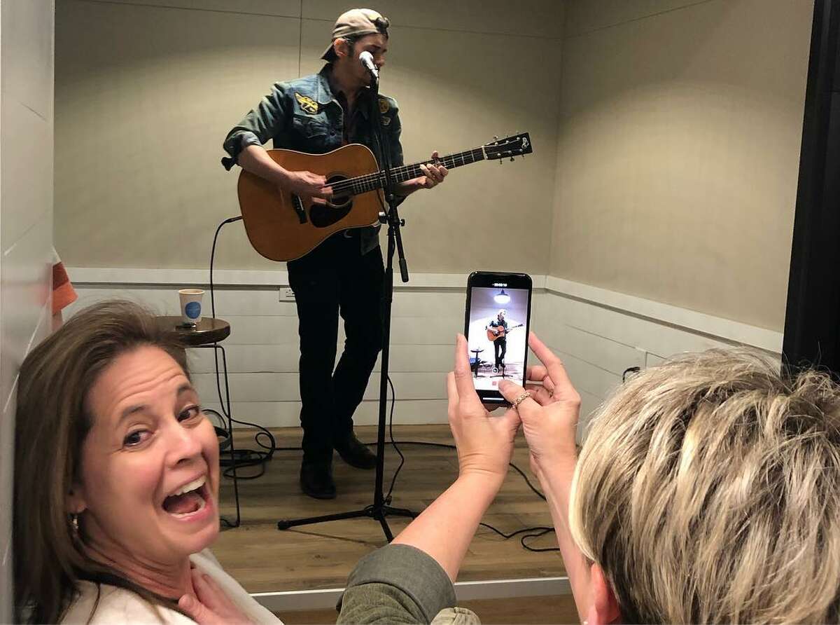 Brad Paisley showed up at Blue Door Coffee Company in The Woodlands for an impromptu concert.