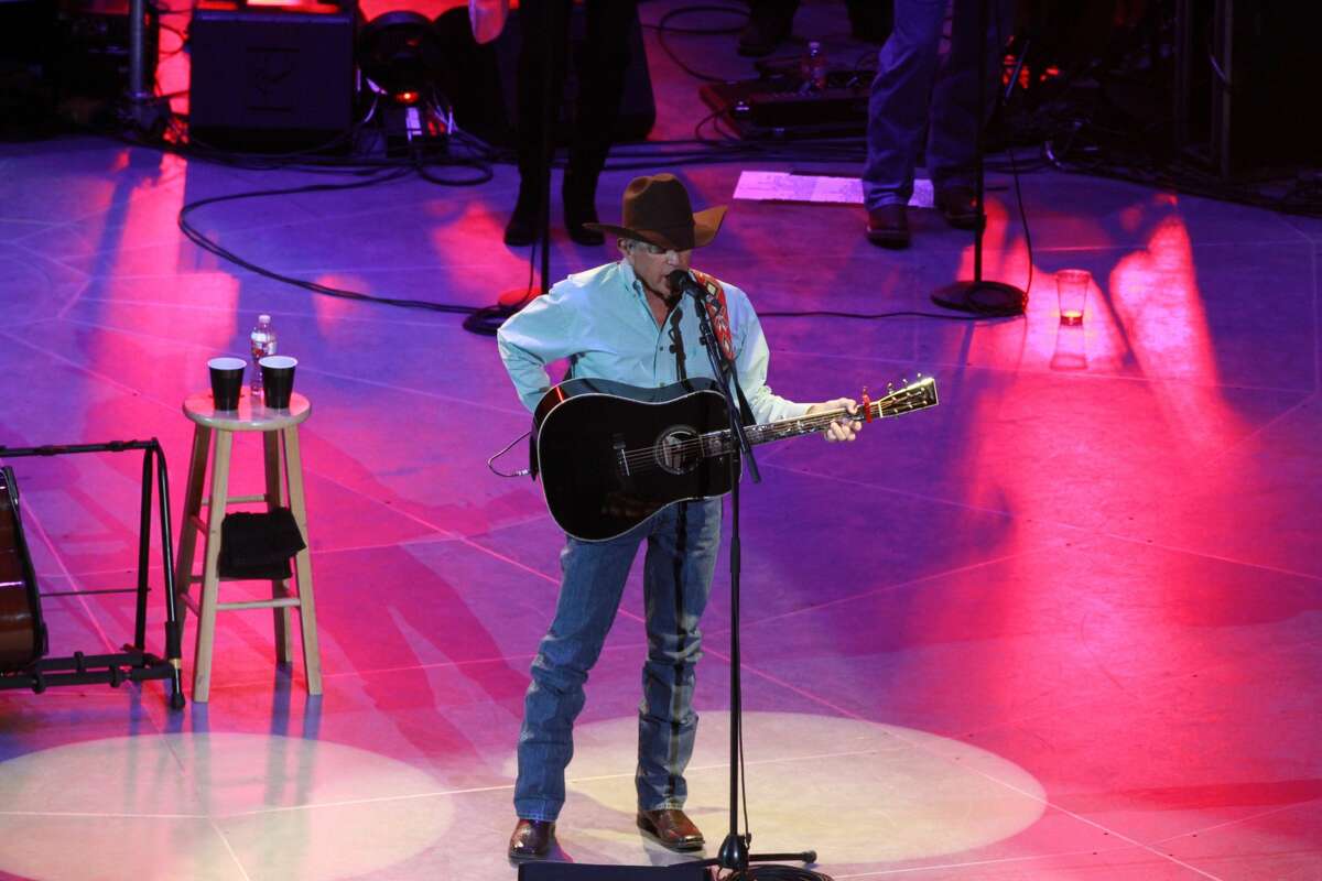 Strait makes a triumphant return to RodeoHouston