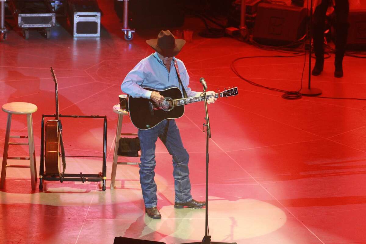 Strait makes a triumphant return to RodeoHouston