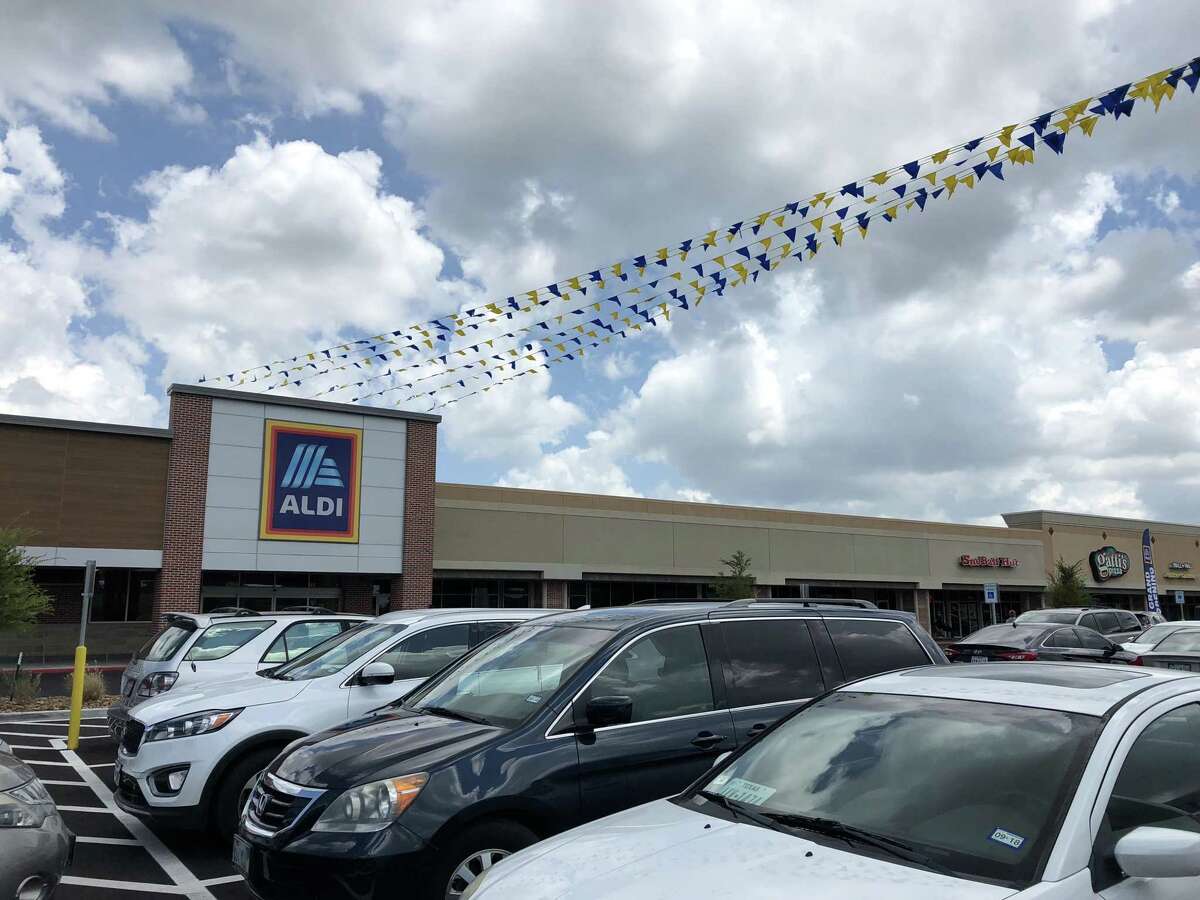 Cars fill the parking lot at the Aldi on El Camino Real in the Clear Lake area of Houston on Saturday, Aug. 18, 2018. Aldi's store on El Camino Real in the Clear Lake area of Houston opened on Aug. 16.