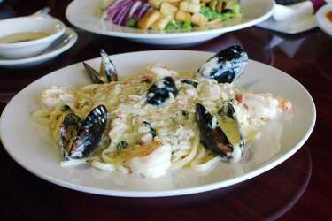 Restaurant Family Touts Giant Pizzas Texas Pride In