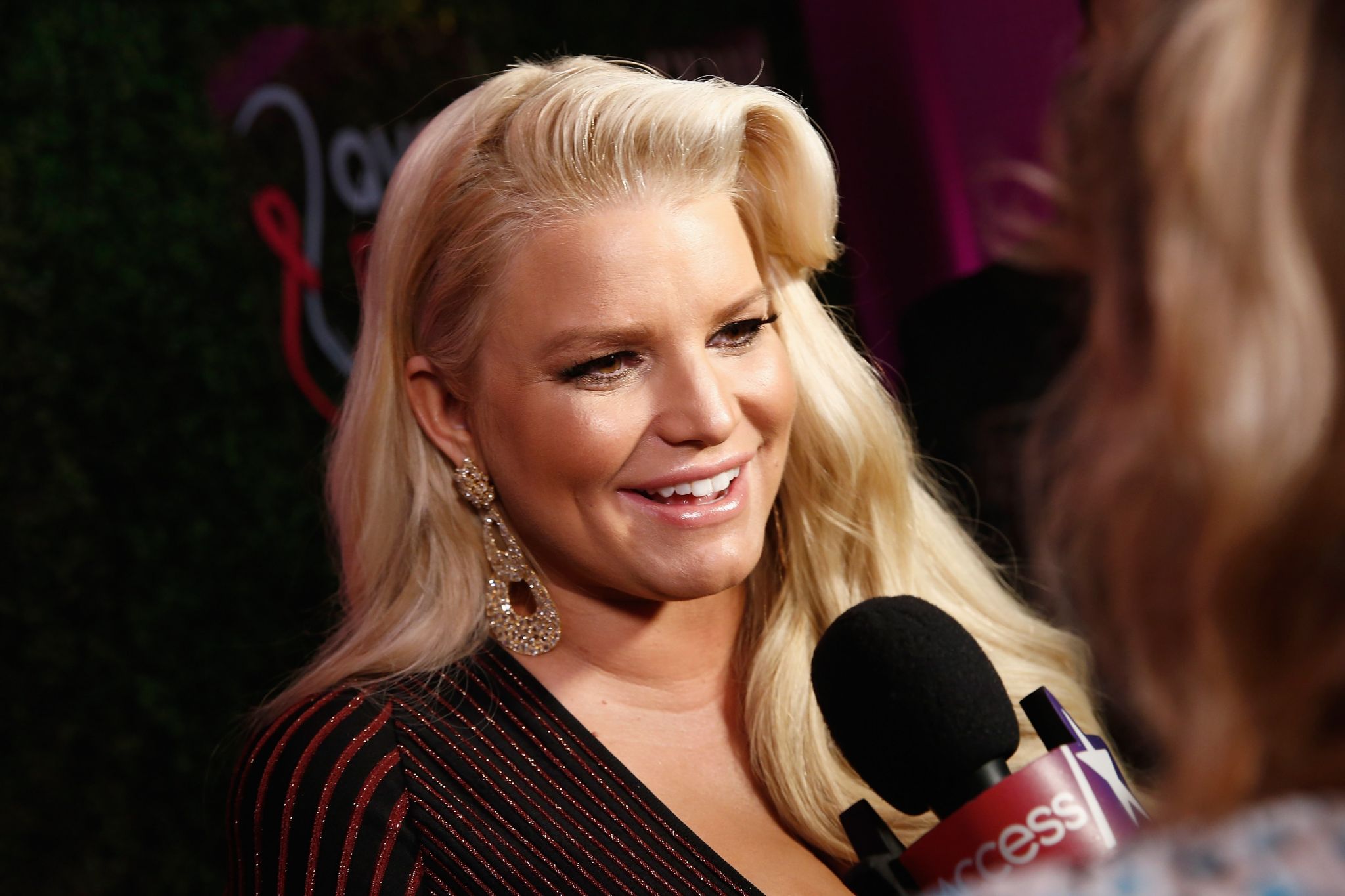 Jessica Simpson gives birth to nearly 11-pound baby girl