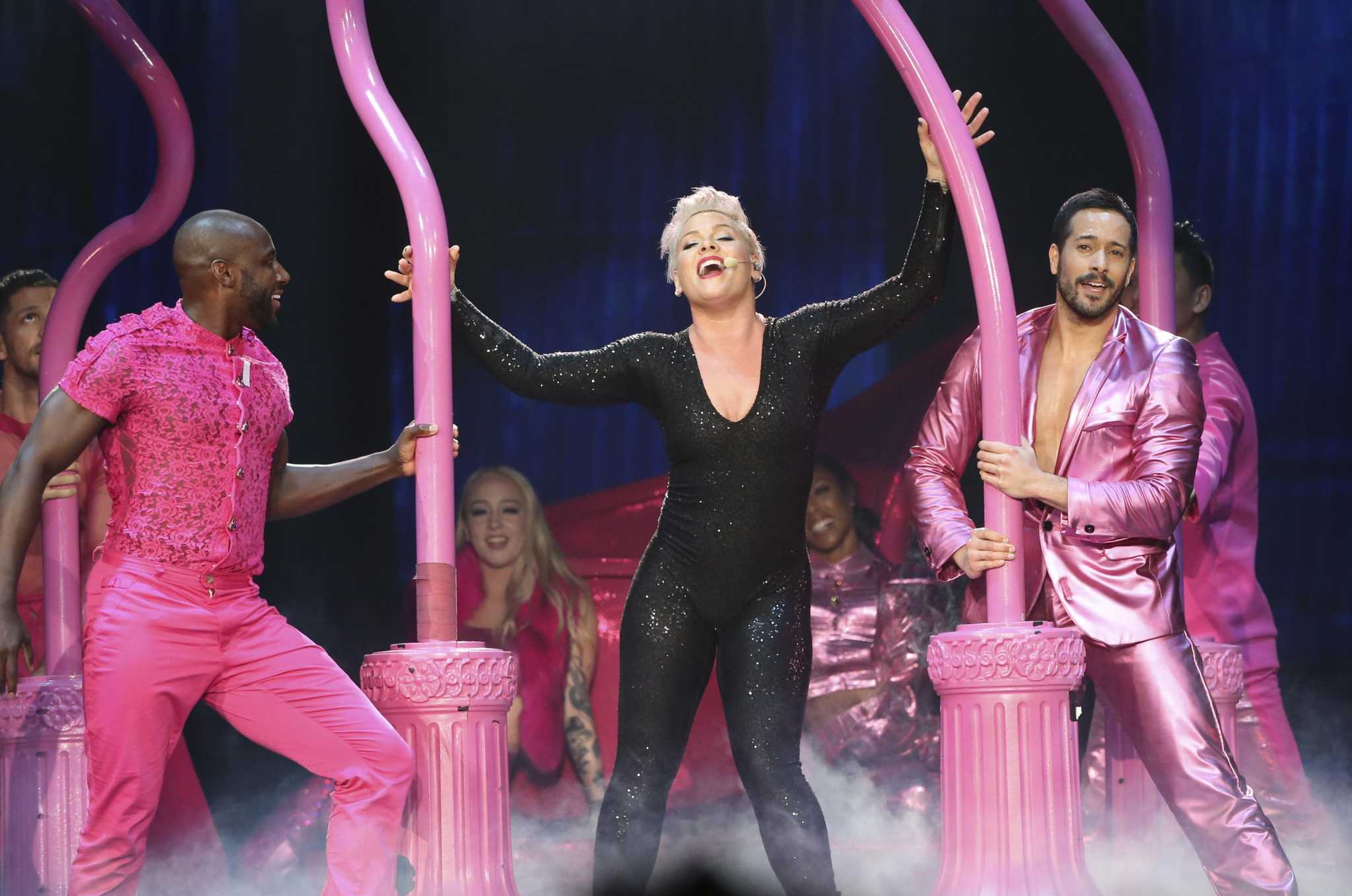 Review Pink Flies High At At Amp T Center San Antonio