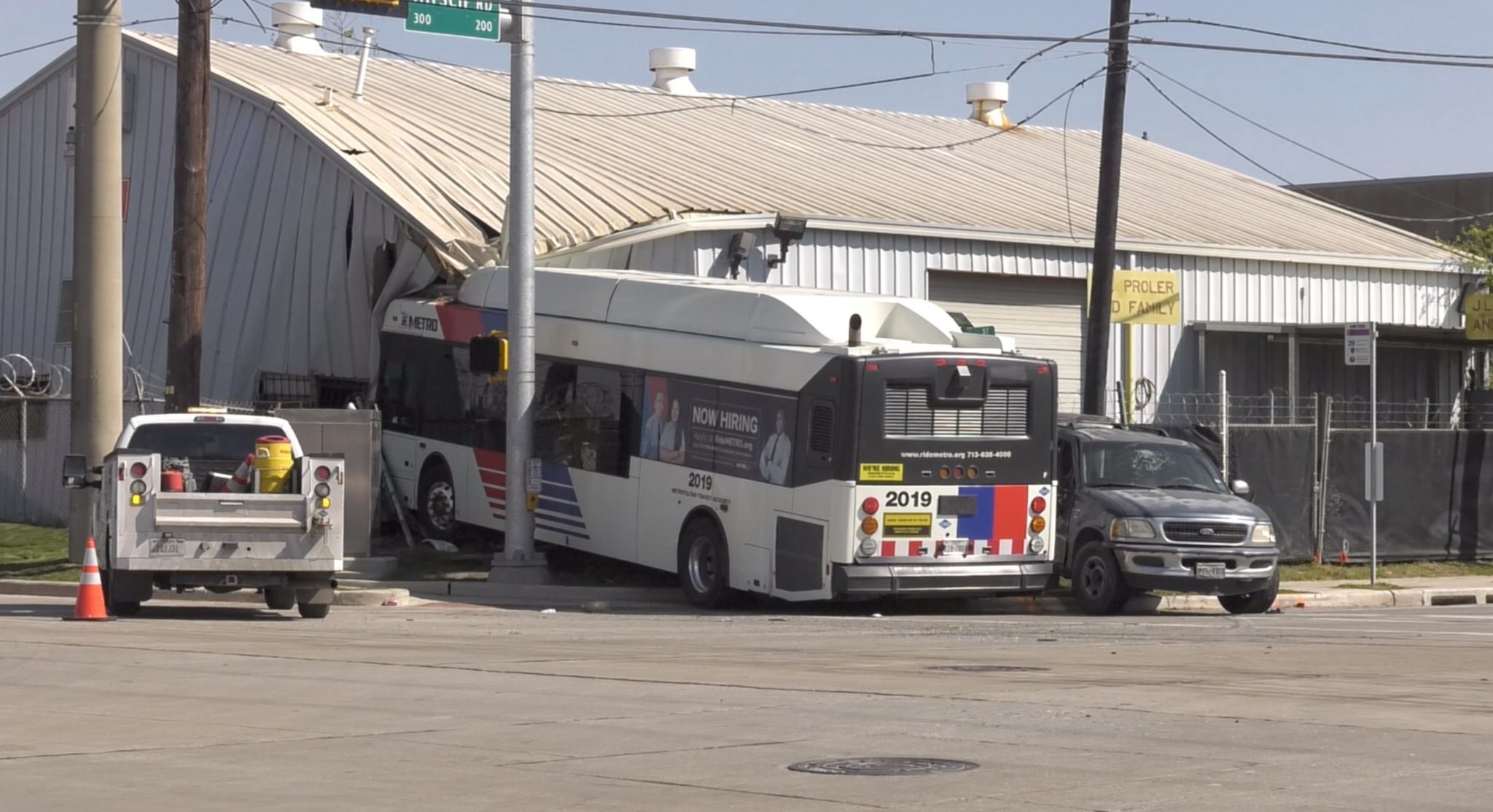 2 hurt as Metro bus crashes into building in east Houston - Houston Chronicle2048 x 1114