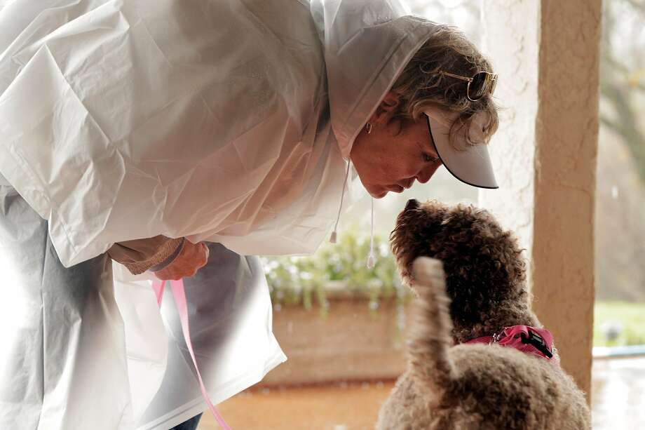 Lori Engel kisses her dog Gigi during the workshop. Photo: Carlos Avila Gonzalez / The Chronicle