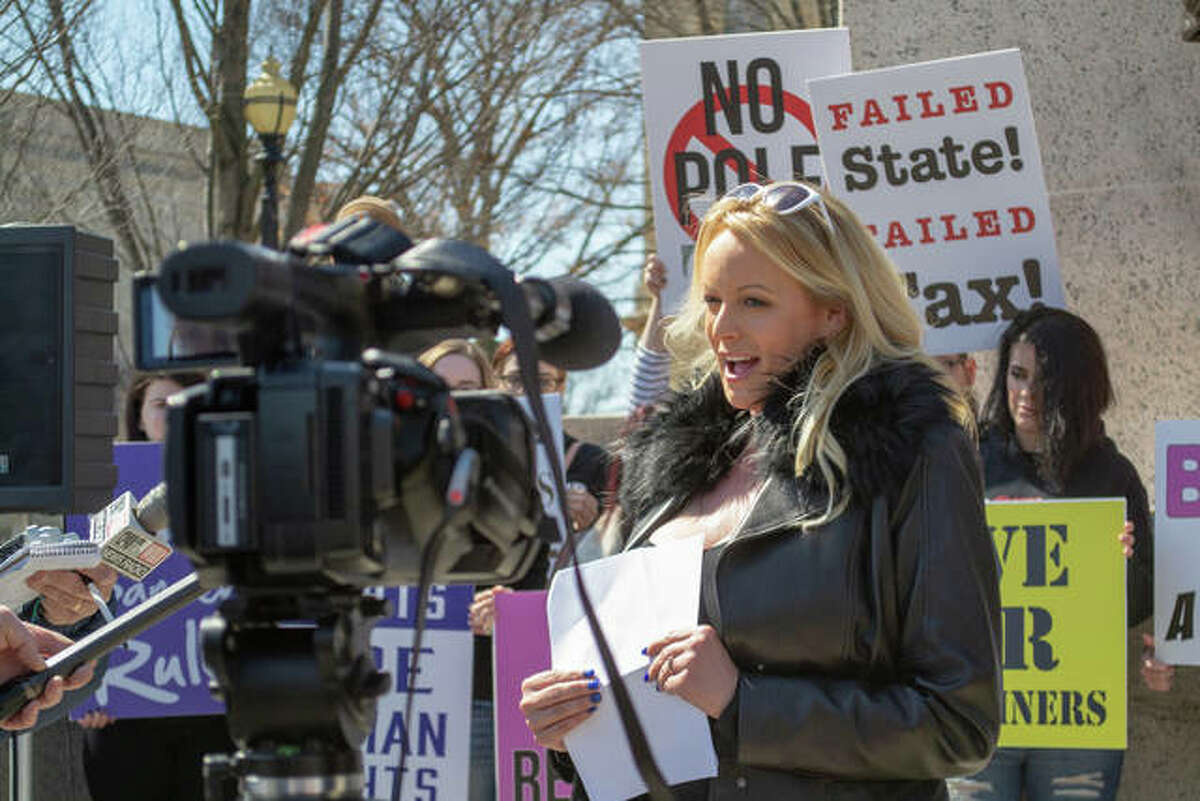 Stormy Daniels Makes Brief Illinois Capitol Appearance