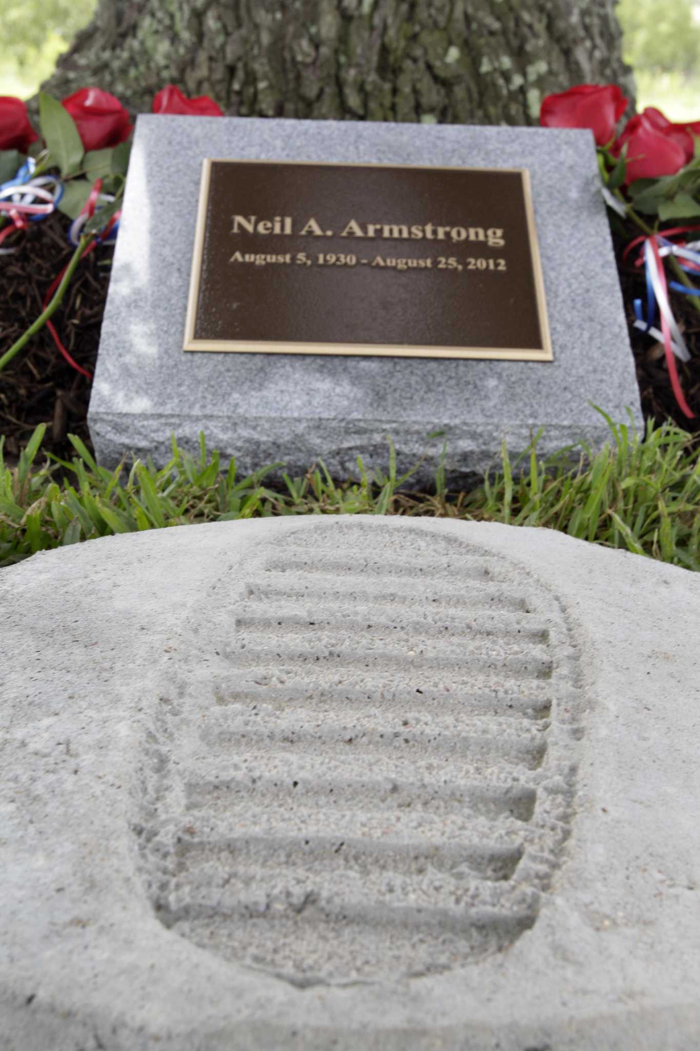 The First Moonwalker Neil Armstrong Remembered As Humble Nerdy Engineer Houstonchronicle Com
