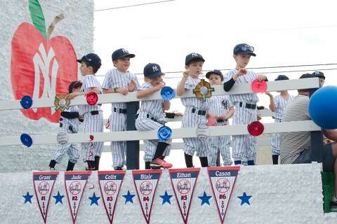 Friendswood Youth League Baseball Teams Ride In Youth Sports