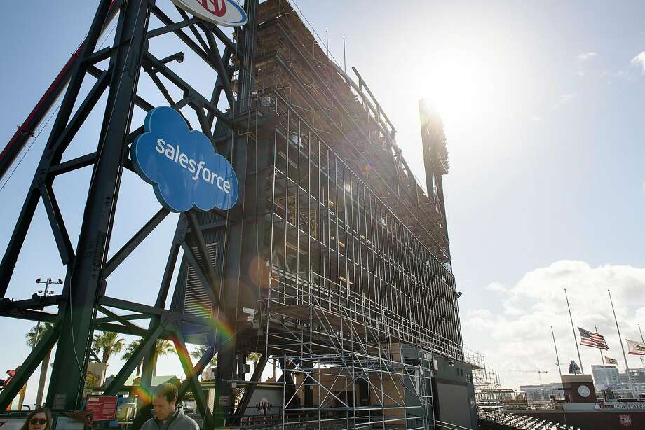 What's going on with the Giants' fancy new scoreboard ...