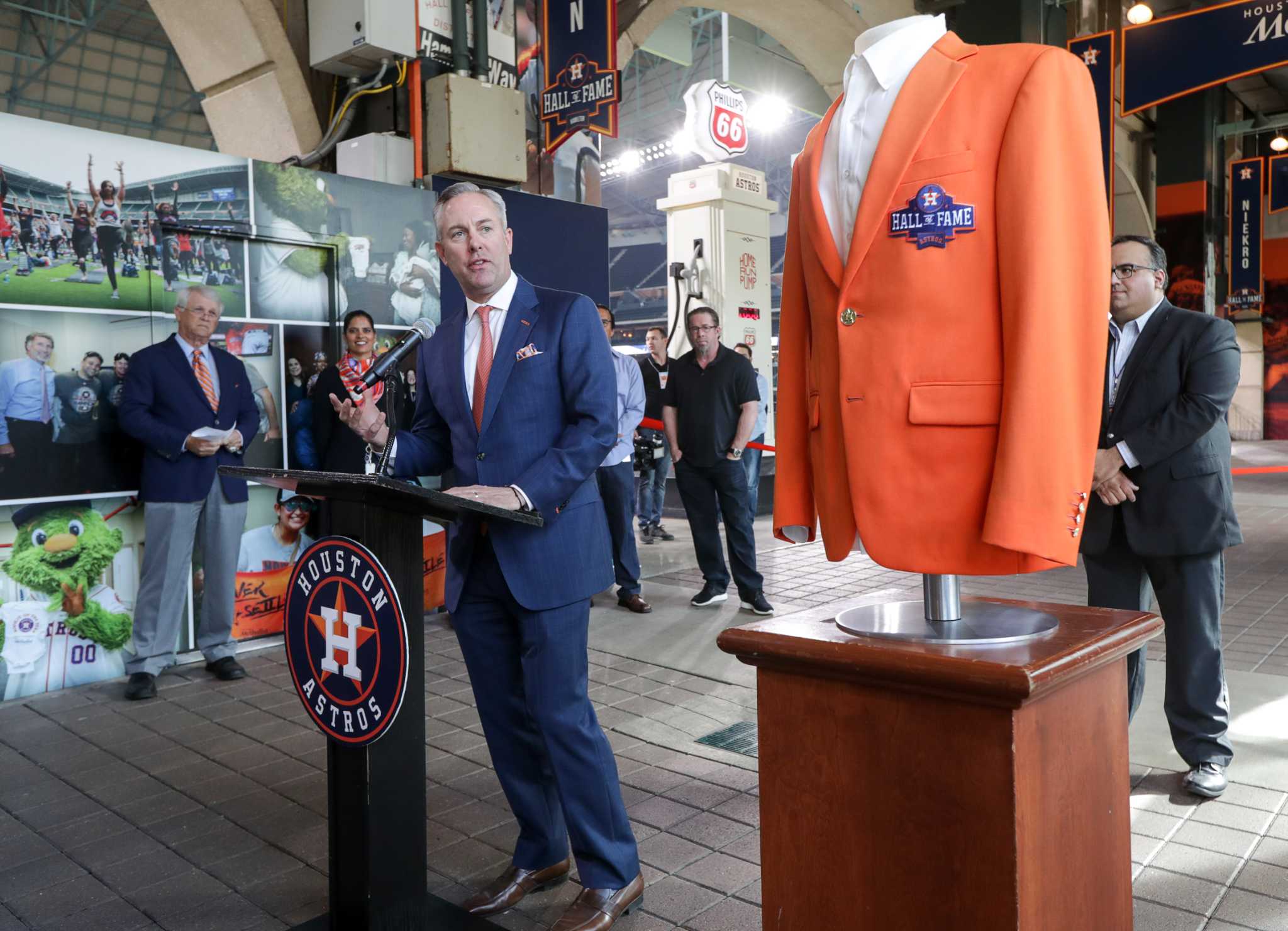 Houston Astros unveil Hall of Fame exhibit in Minute Maid Park