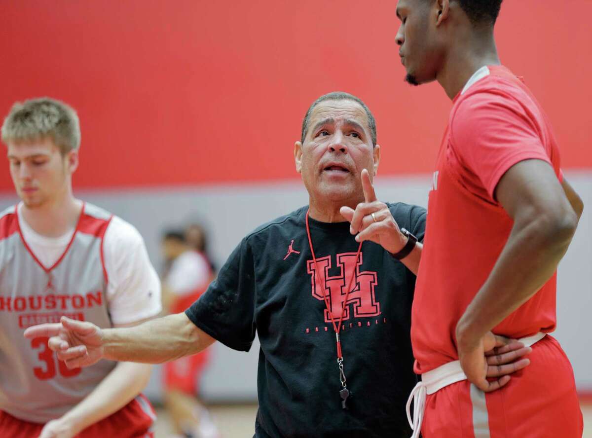 PHOTOS: Cougars depart for Midwest Region semifinals  University of Houston's men's basketball head coach Kelvin Sampson talks to Chris Harris Jr., about shooting during practice on on Tuesday, March 19, 2019 in Houston.  >>>See the team's departure for Kansas City, Mo., where the Cougars will face Kentucky in the Sweet 16 ... 