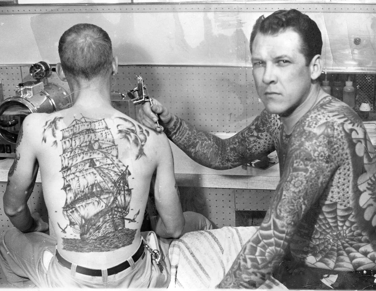 1966年1月，纹身艺术家莱尔·塔特尔在他的工作室工作。