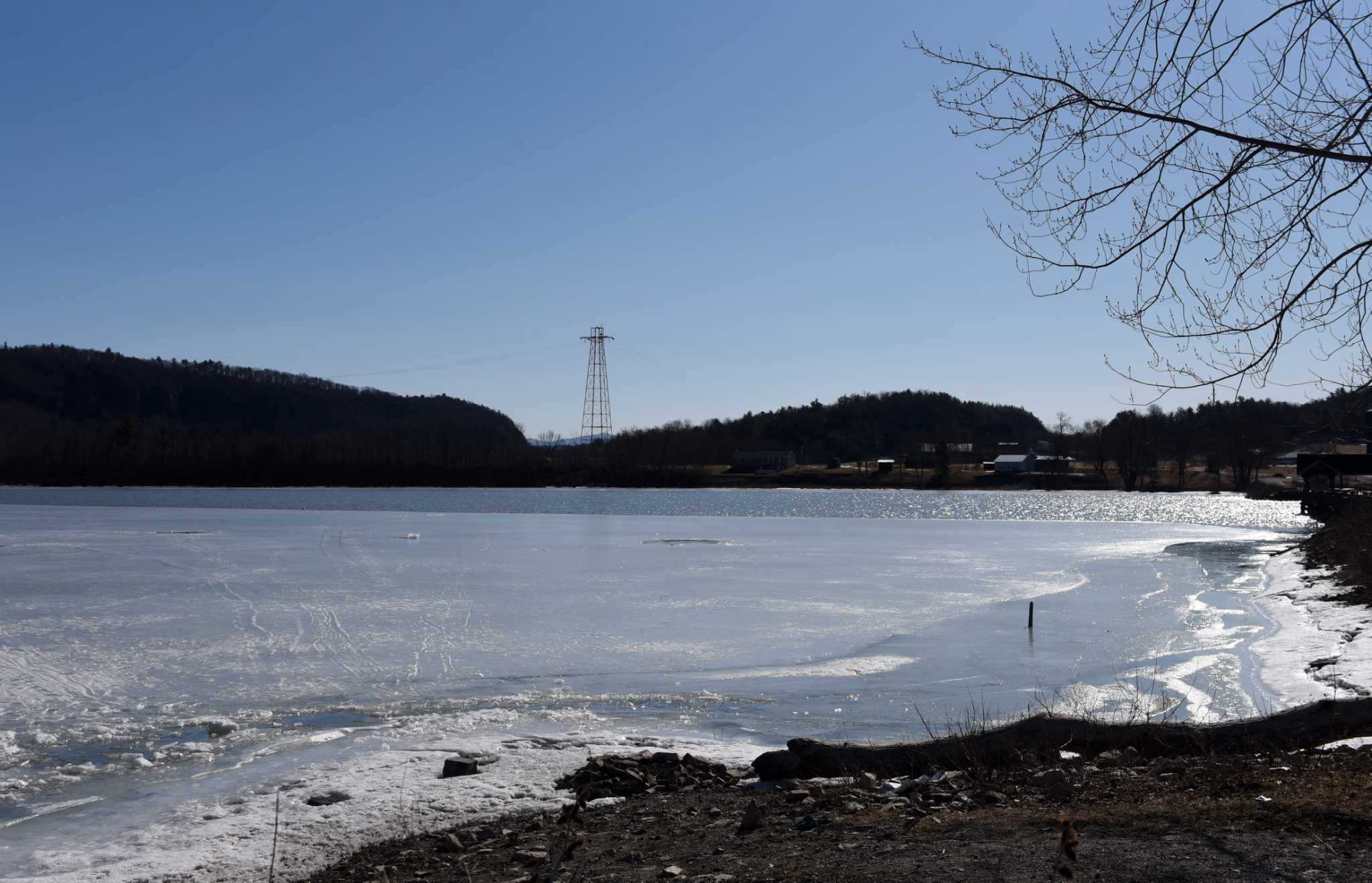 Body pulled from car that broke through ice on Lake Champlain - Vimarsana News