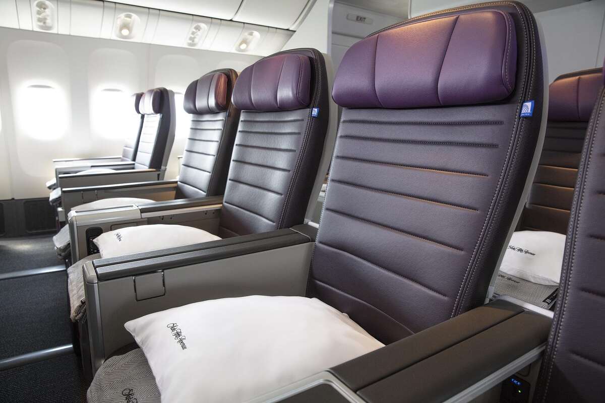 united airlines economy class baggage allowance