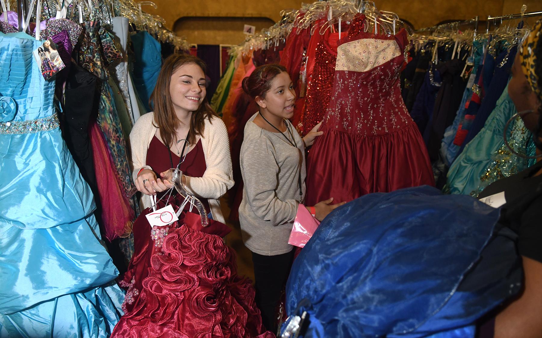 A Cinderella Story Nonprofit Gives More Than 1 400 Dresses To