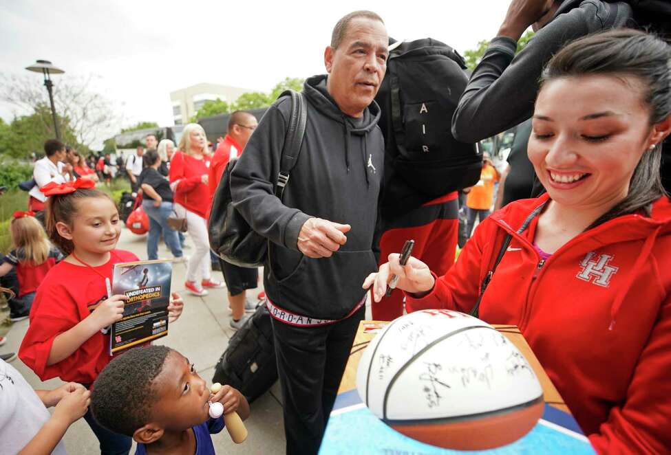Uh Men S Basketball Coach Kelvin Sampson Closing In On New Deal