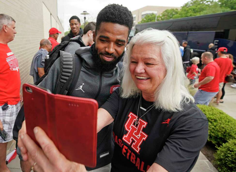 Uh Men S Basketball Coach Kelvin Sampson Closing In On New Deal