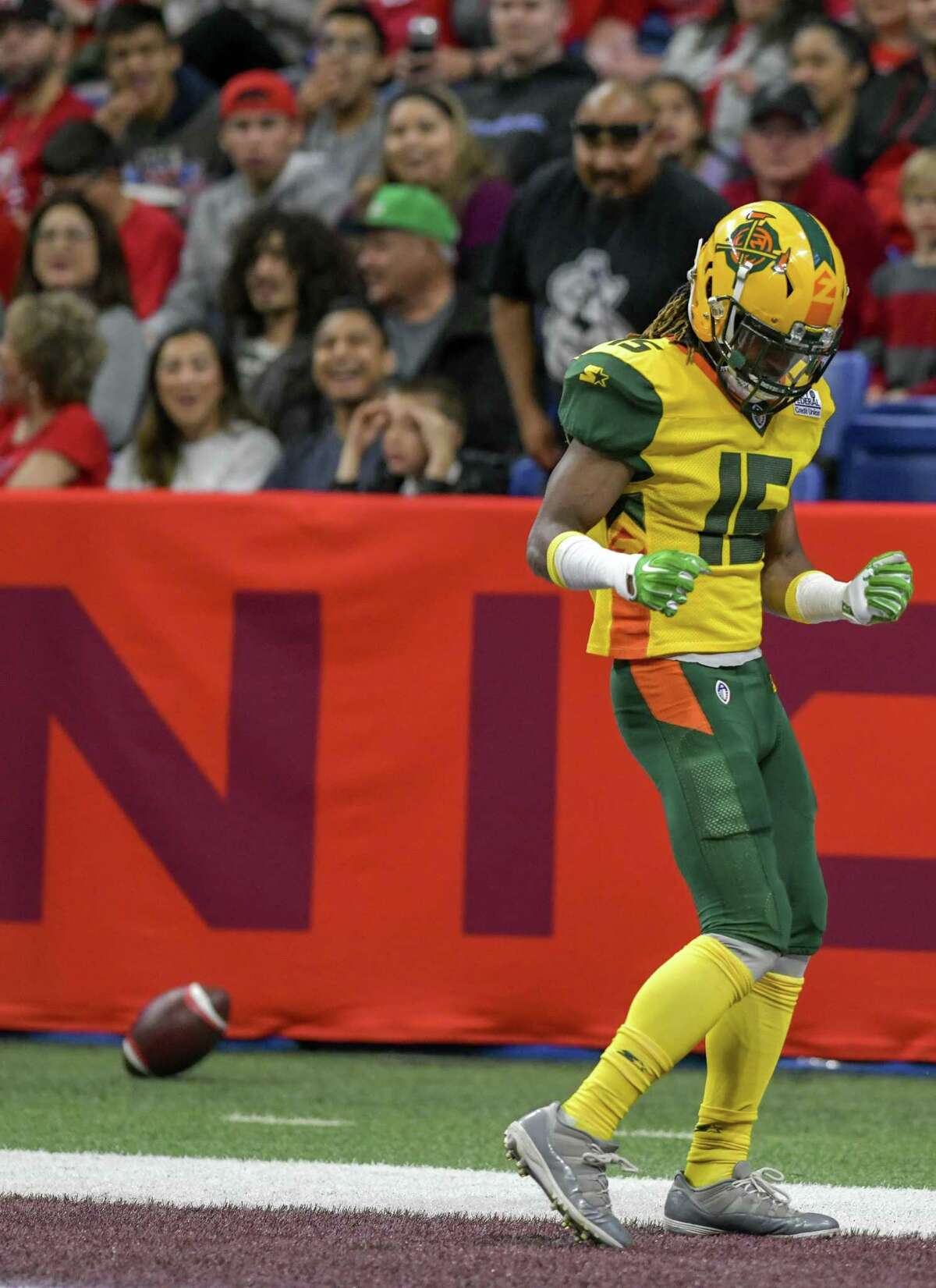 Arizona Hotshots Rasahd Ross (15) celebrates after scoring a touchdown against the San Antonio Commanders on March 31, 2019 at the Alamodome.