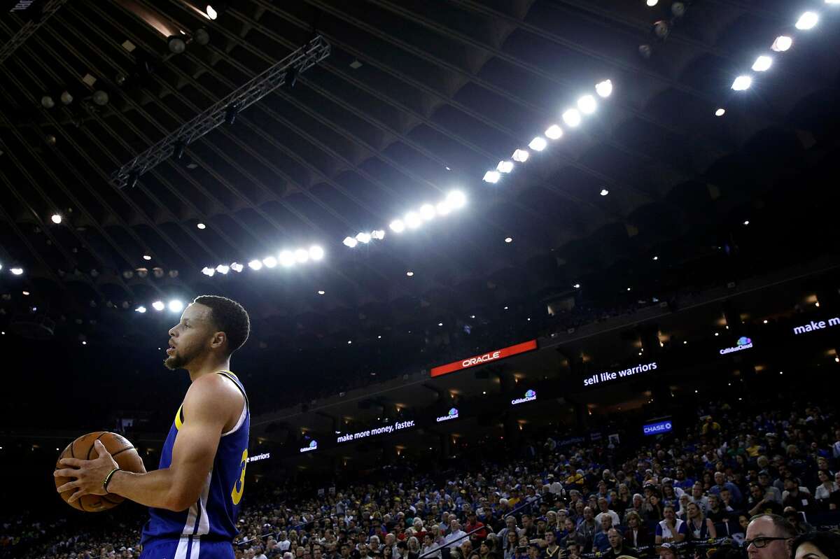 Stephen Curry (30) prepares to inbound a ball in the first half as the Golden State Warriors played the Charlotte Hornets at Oracle Arena in Oakland, Calif., on Sunday, March 31, 2019.