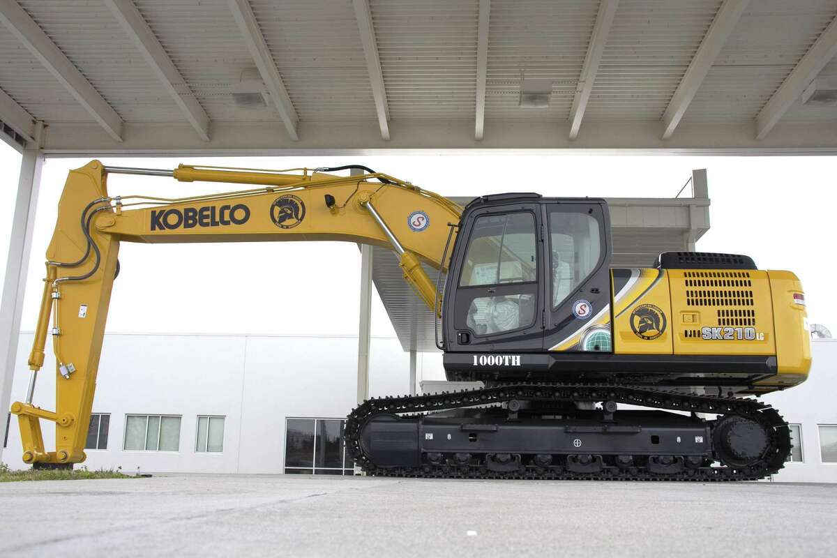 The 1000th KOBELCO excavator produced in the USA is the SK210LC-10.