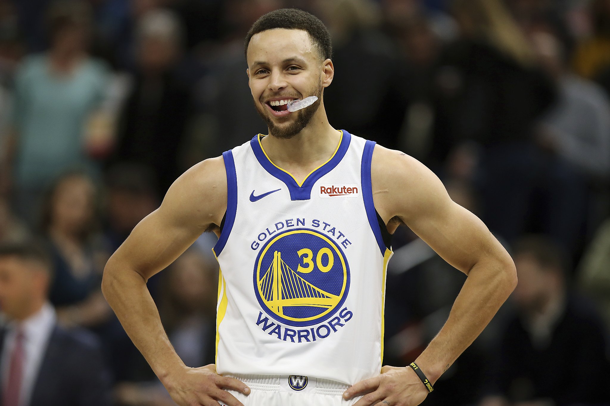 Holy cow, Stephen Curry has needed contacts this entire time