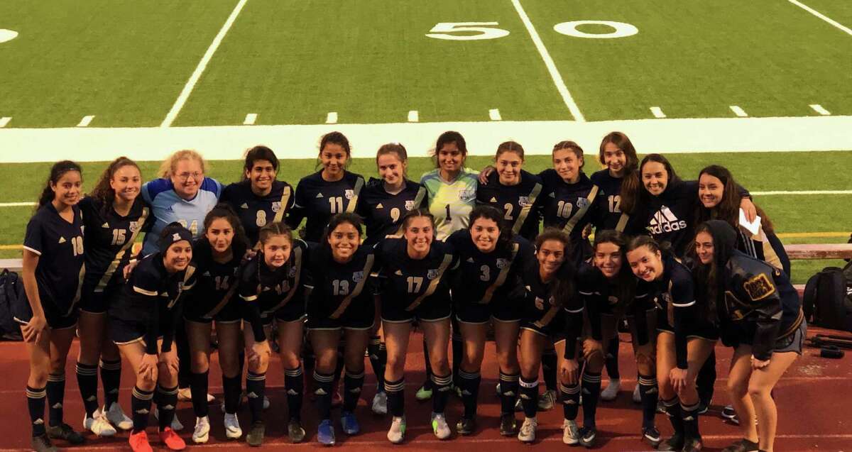 The Lady Bulldogs advance to the regional quarterfinals of the state playoffs after they defeated Edinburg 2-1 Tuesday.