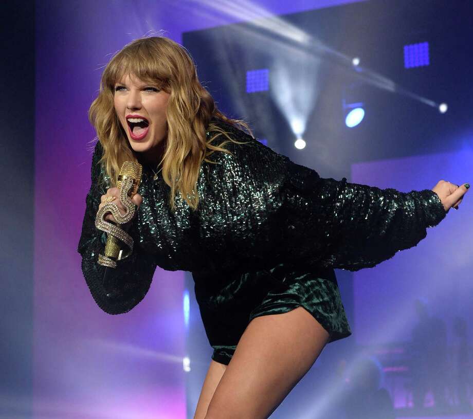 Car Stolen From Ct Crashes Into Taylor Swift S R I Estate Connecticut Post