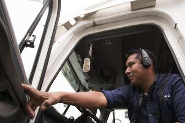 Border Wait Times Swell Amid Customs Officer Shuffle To Handle Migrant Crisis Houstonchronicle Com