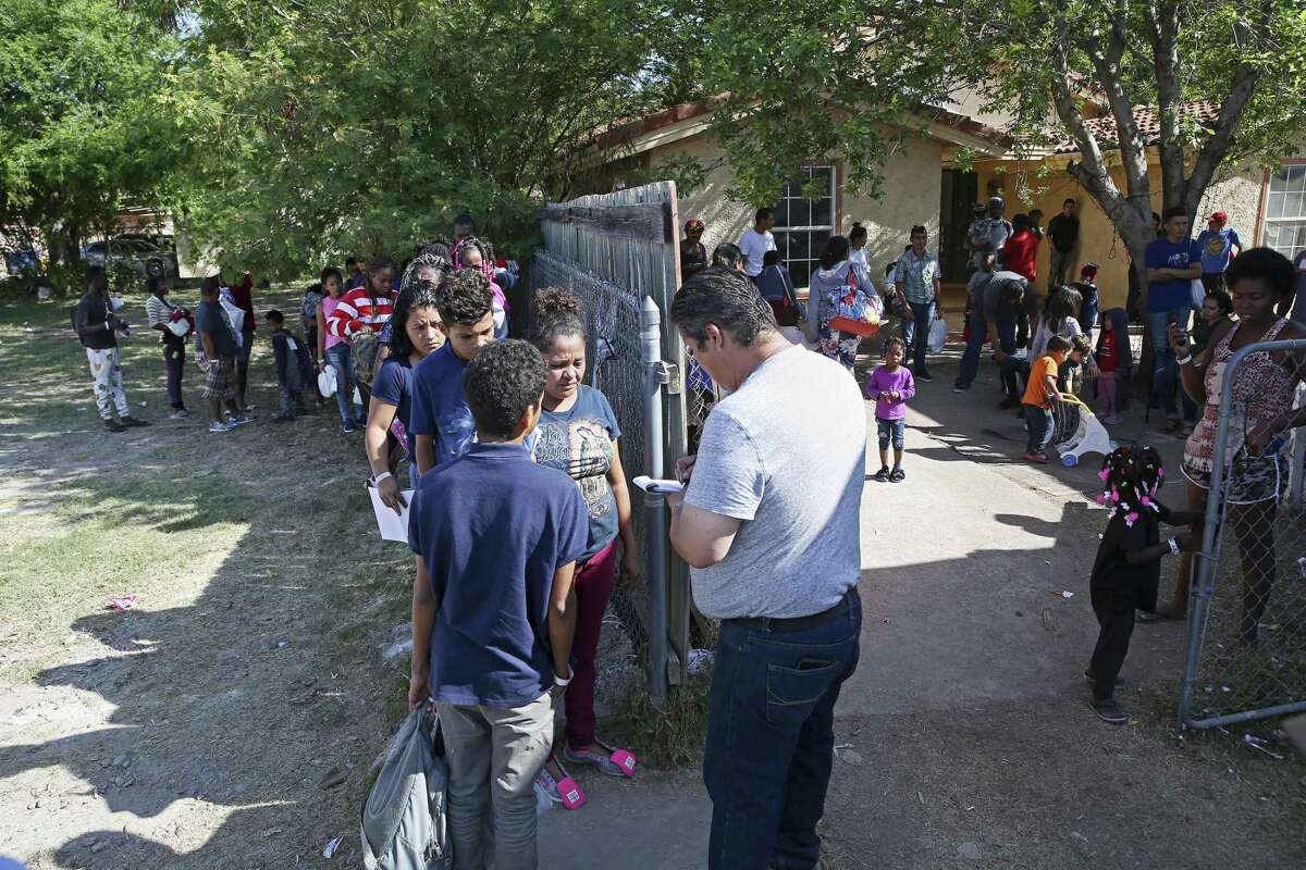 Small Eagle Pass bus company charges migrants steep fares to get to San Antonio